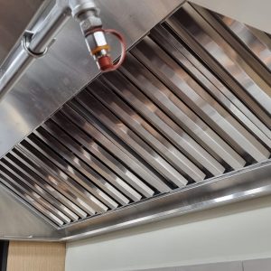 Stainless,Steel,Shiny,Exhaust,Hood,With,Grease,Baffles,And,Fire